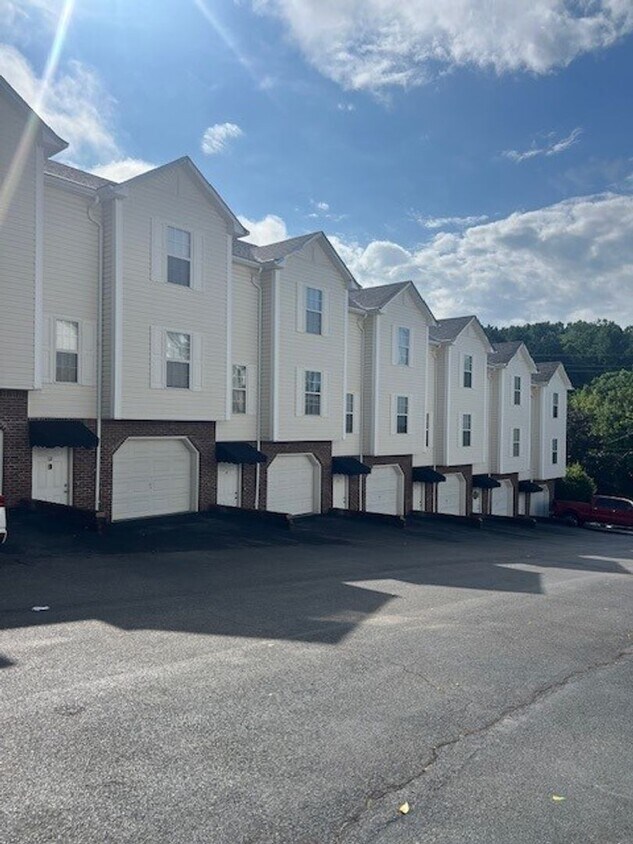Foto principal - Spacious 2-Bedroom Townhouse with Garage