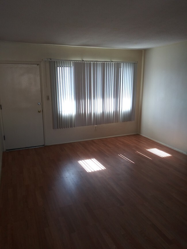 Foto del edificio - 13320 S Vermont Ave