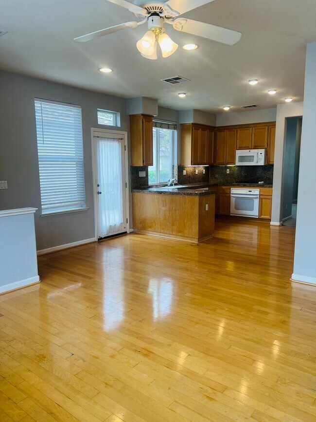 Foto del edificio - NORTH SAN JOSE - Spacious two story home w...