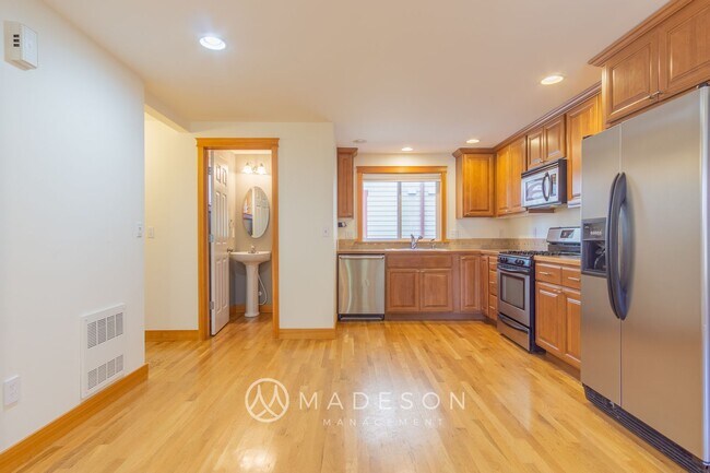 Foto del edificio - Modern Ballard Townhome | 2 Primary Suites + Office | Garage | Walk to Market ST!