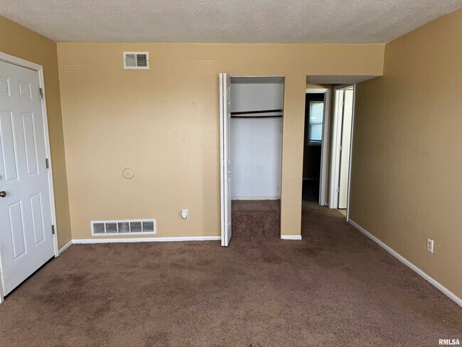 Foto del edificio - 415 W Cedar Ln Dr