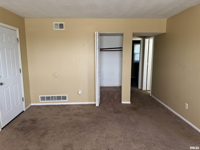 Building Photo - 415 W Cedar Ln Dr