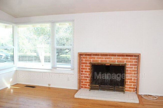 Building Photo - 1222 Oak Dr