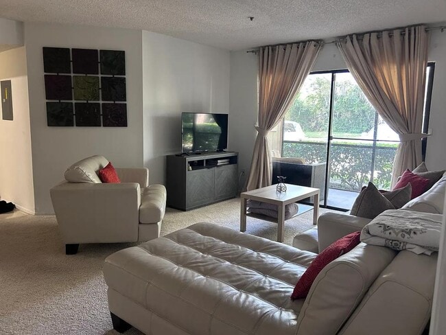 Foto del edificio - 6002 Laketree Ln