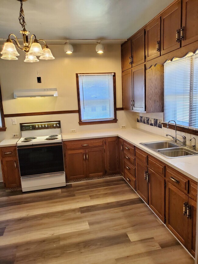 kitchen - 1011 Pleasant St