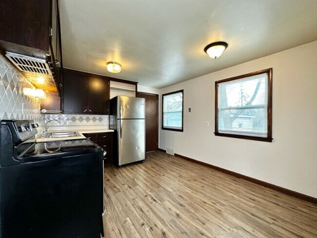 Building Photo - Charming 3 Bedroom 1 Bath Single Family Home