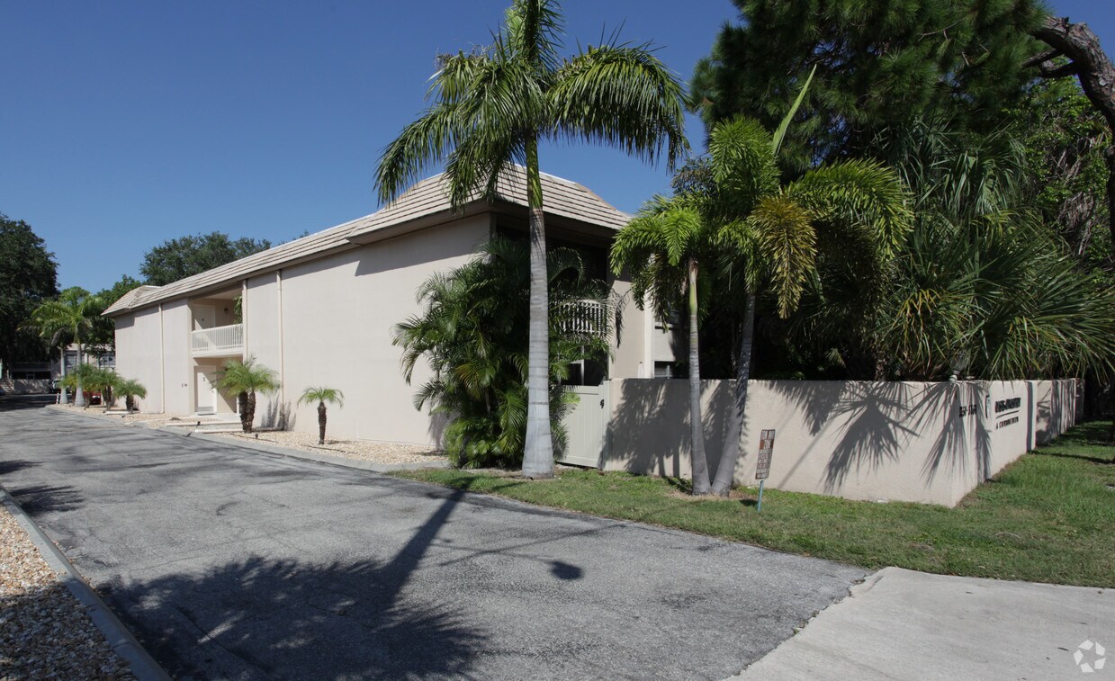 Bermuda Apartments Sarasota, FL