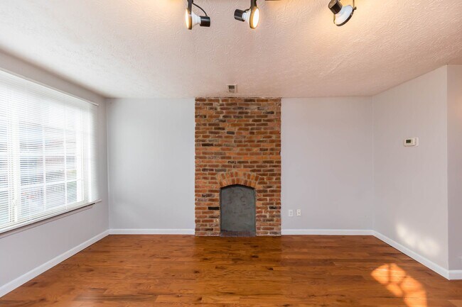 Expose bricks - 254 S Monroe Ave