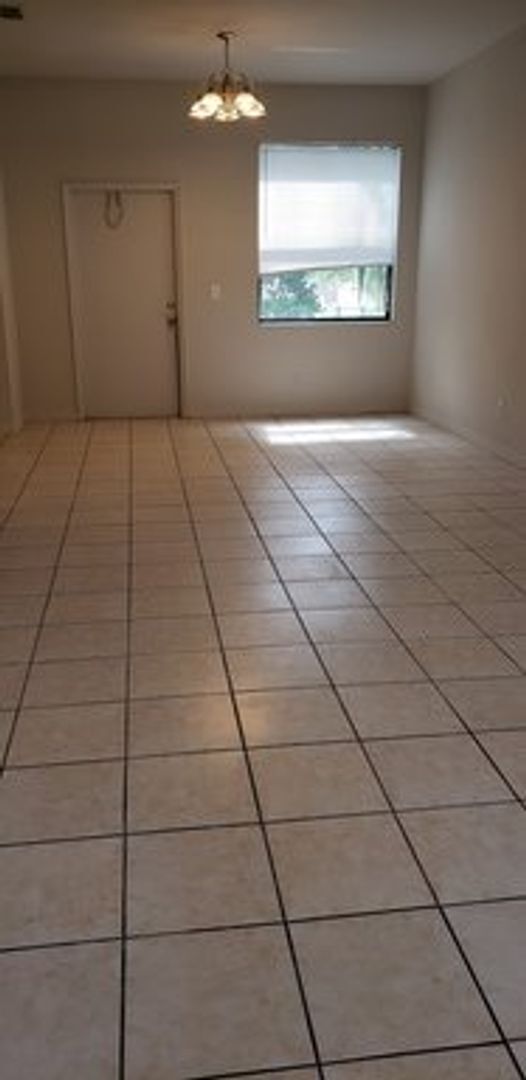 Foto del edificio - 3/2.5 RARE TOWNHOME NEW PAINT & CARPET