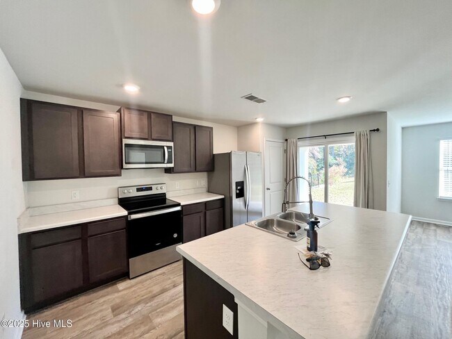 Foto del edificio - 421 High Ridge Ct
