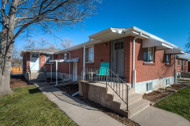 Photo - Roomy Sunnyside Duplex with Finished Basement in a Prime Location House