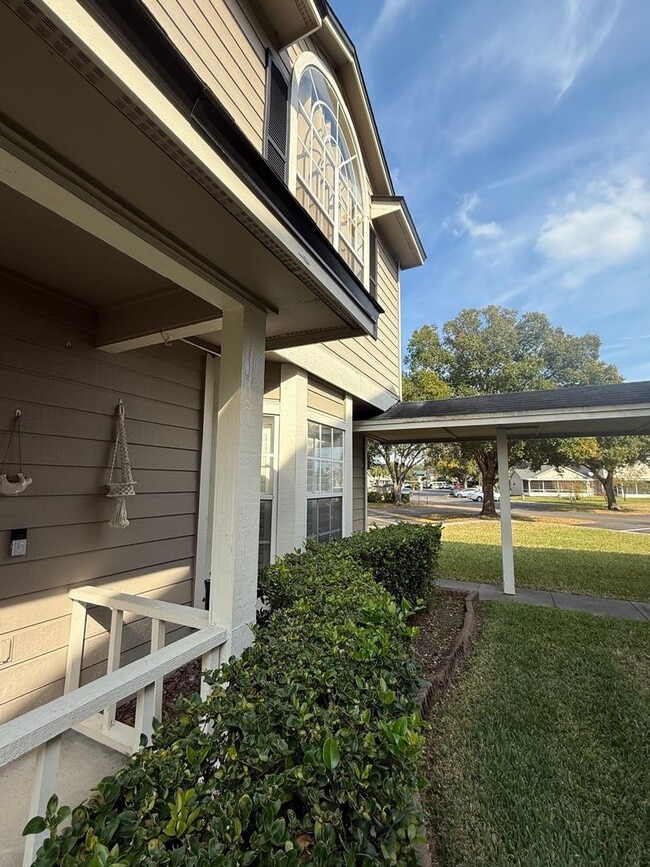 Building Photo - Spacious 3 Bedroom 2.5 Bath Townhome in Or...
