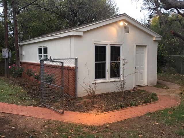 Primary Photo - 1309 S Leggett Dr