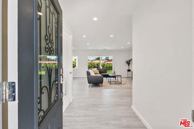 Foto del edificio - 24114 Gilmore St