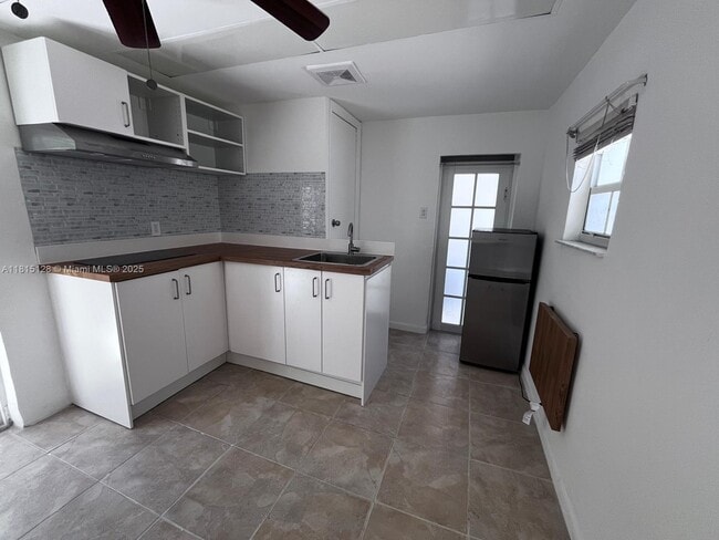 Building Photo - 1501 Calais Dr