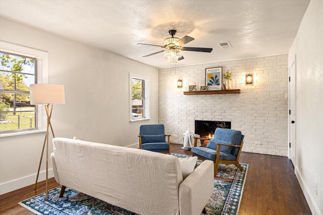 Foto del edificio - 201 E 3rd St