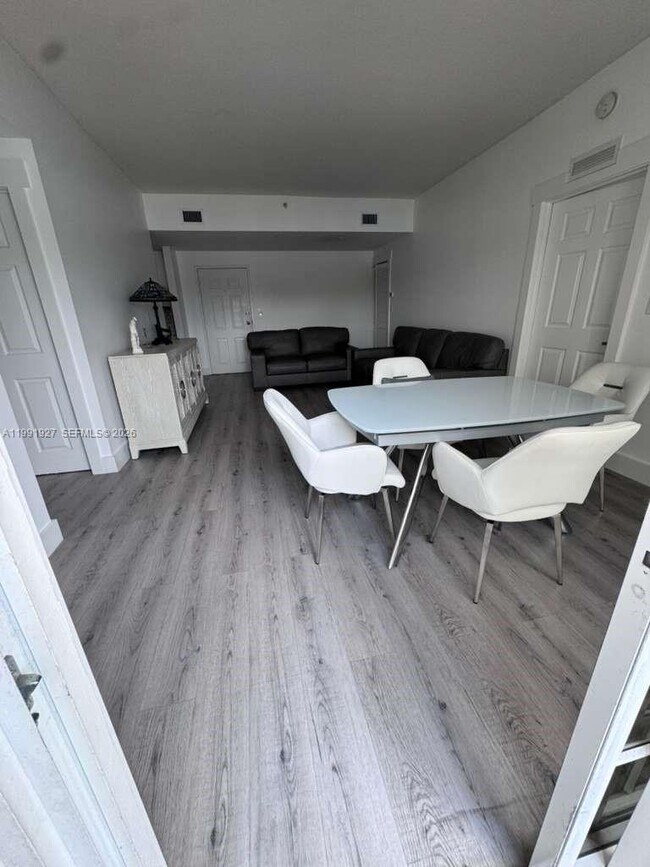 Foto del edificio - 5271 SW 8th St