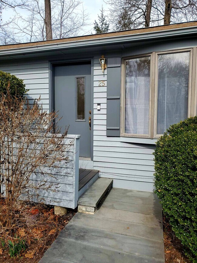 Building Photo - 25 Oakview Cir