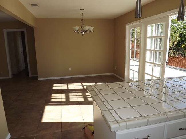 Building Photo - Beautiful 3 bed 2 bath home with a Huge Ba...