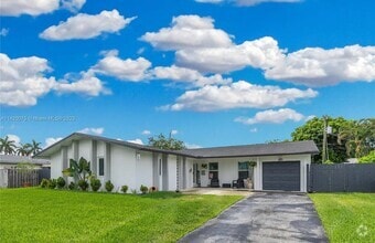 Building Photo - 9720 Bel Aire Dr