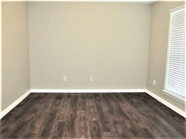Building Photo - 21655 Falvel Lake Dr
