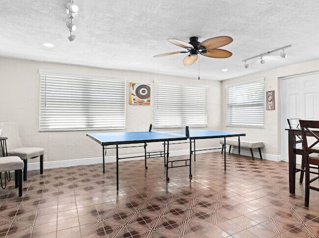 Foto del edificio - 2817 W Woodlawn Ave