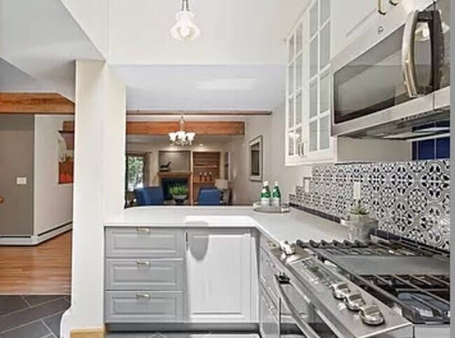 Foto del edificio - Charming 4-Bedroom Home in Prime Location!