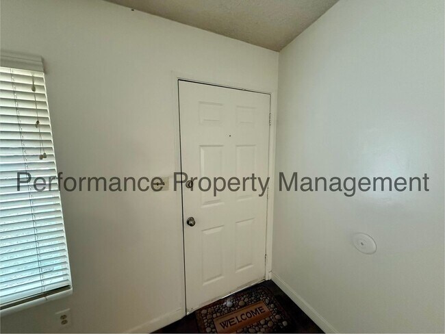 Foto del edificio - Charming 3 Bed/2 Bath SW Bakersfield Home w/ RBP & $0 Deposit Option