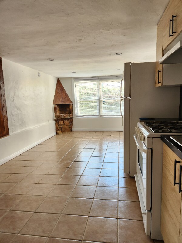 Building Photo - 2032 Vista Del Mar Ave