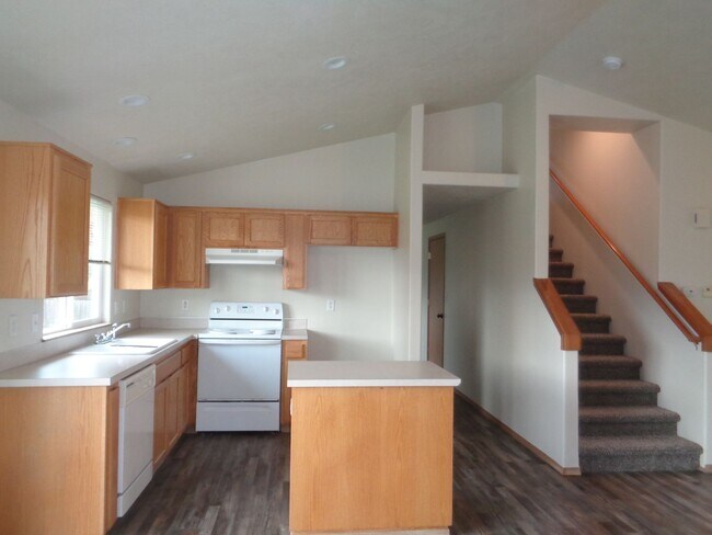 Building Photo - Desirable Pet Friendly Three Bedroom Home!