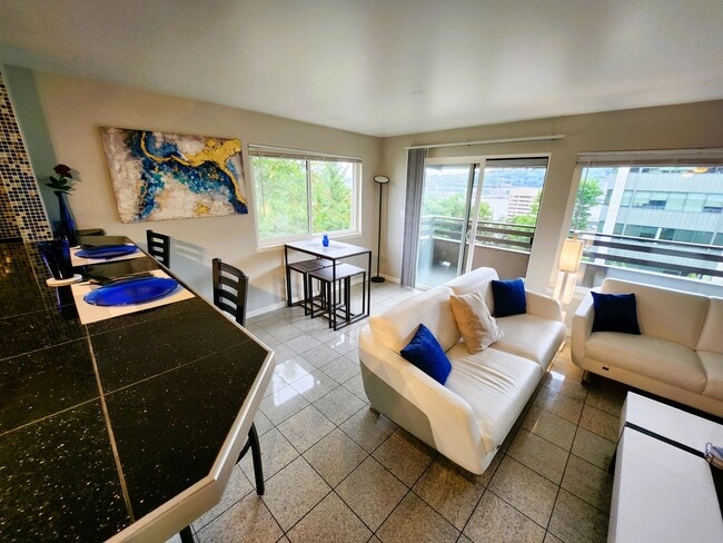 Foto del edificio - Furnished 2 bedroom Condo with view of Lake Union