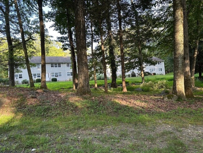 Foto del edificio - 39 Hop Brook Rd