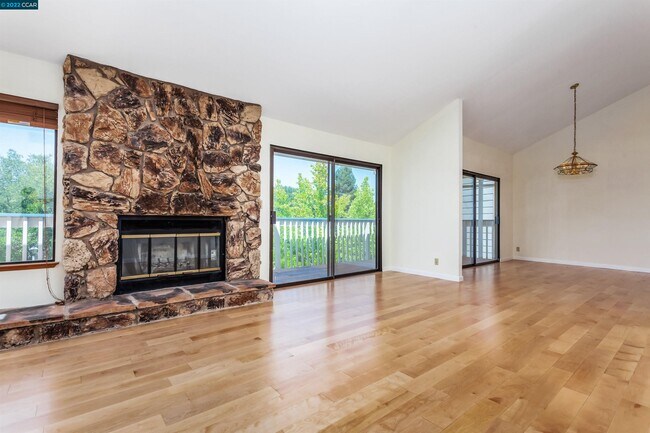 Building Photo - 26 Tamarisk