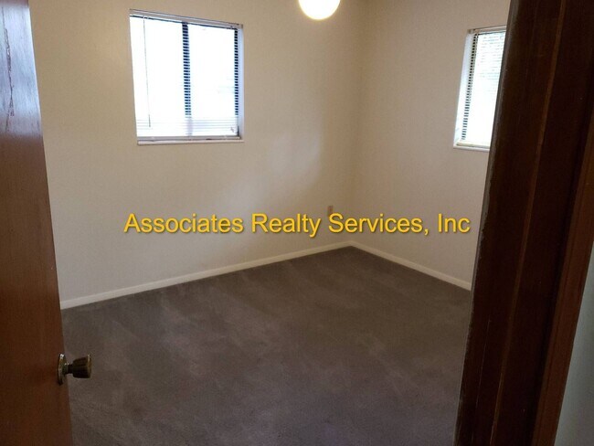 Building Photo - Renovated 2 bedroom with Office home in Springtree!