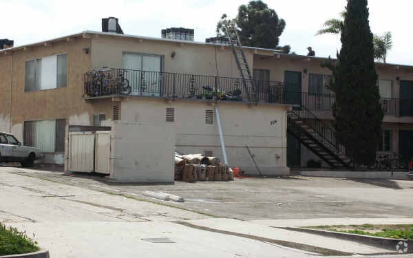 Building Photo - 304 E 5th St