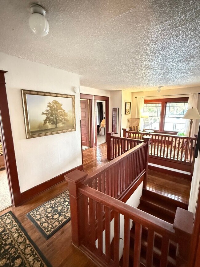 Foto del edificio - Classic Craftsman Charm - 2BR Upstairs in ...