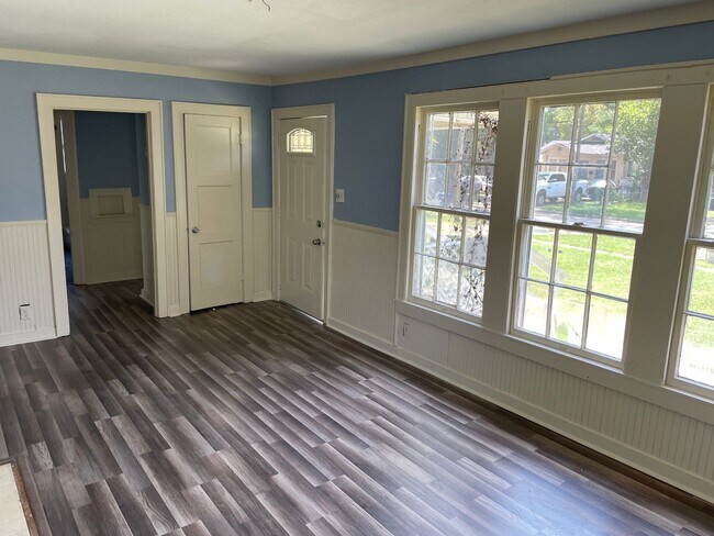 Building Photo - Remodeled Waterside Home