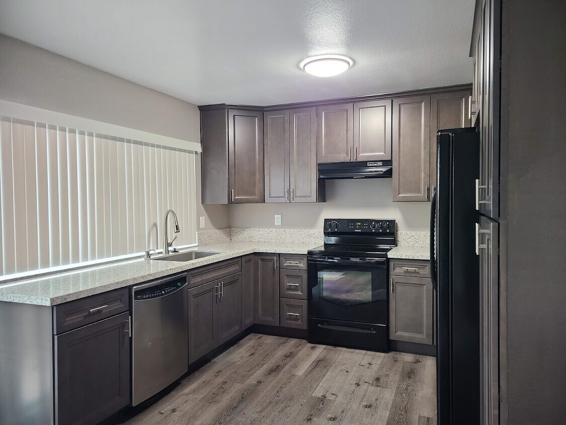 New Kitchen cabinets and quartz countertop - 3086 Vesuvia Way