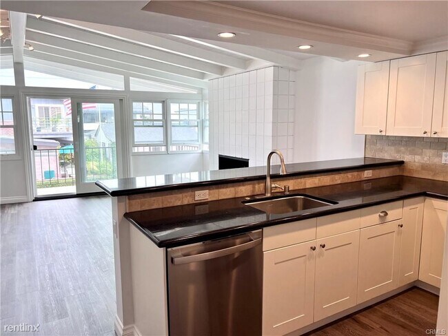 Building Photo - 4 br, 2 bath Duplex - 207 Ruby Ave # A