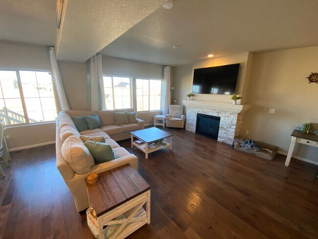 Foto del edificio - 4 Bed 4 Bathroom Home in Banning Lewis With Fished Basement!!