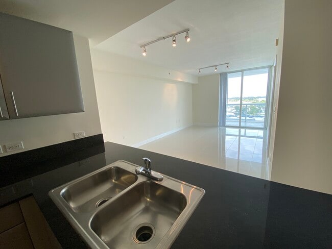 Foto del edificio - 1871 NW South River Dr
