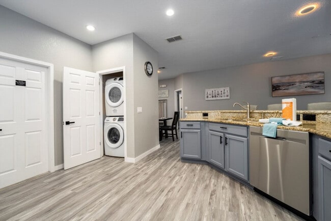 Building Photo - 16703 Lazy Breeze Loop