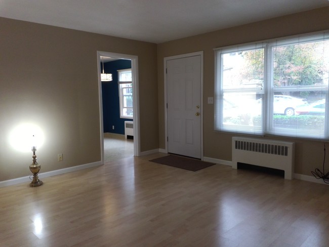 living room 15'3"X16'10" - 3440 SE Madison St