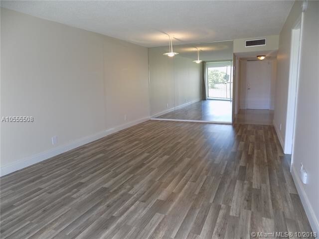 Building Photo - 2851 S Palm Aire Dr