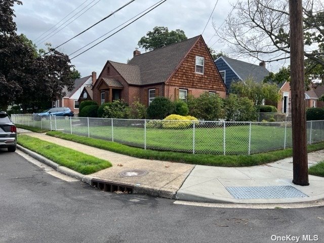 Building Photo - 853 Arthur St