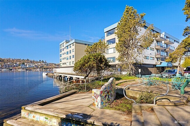 Apartamentos Chadron - 2301 Fairview Ave E