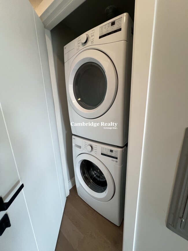 Building Photo - 15 Central St