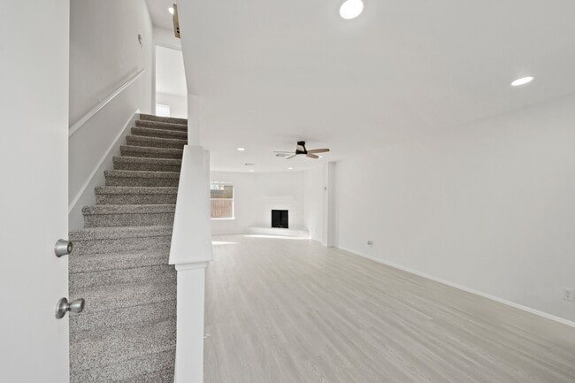 Foto del edificio - 7949 Ellinger Ln