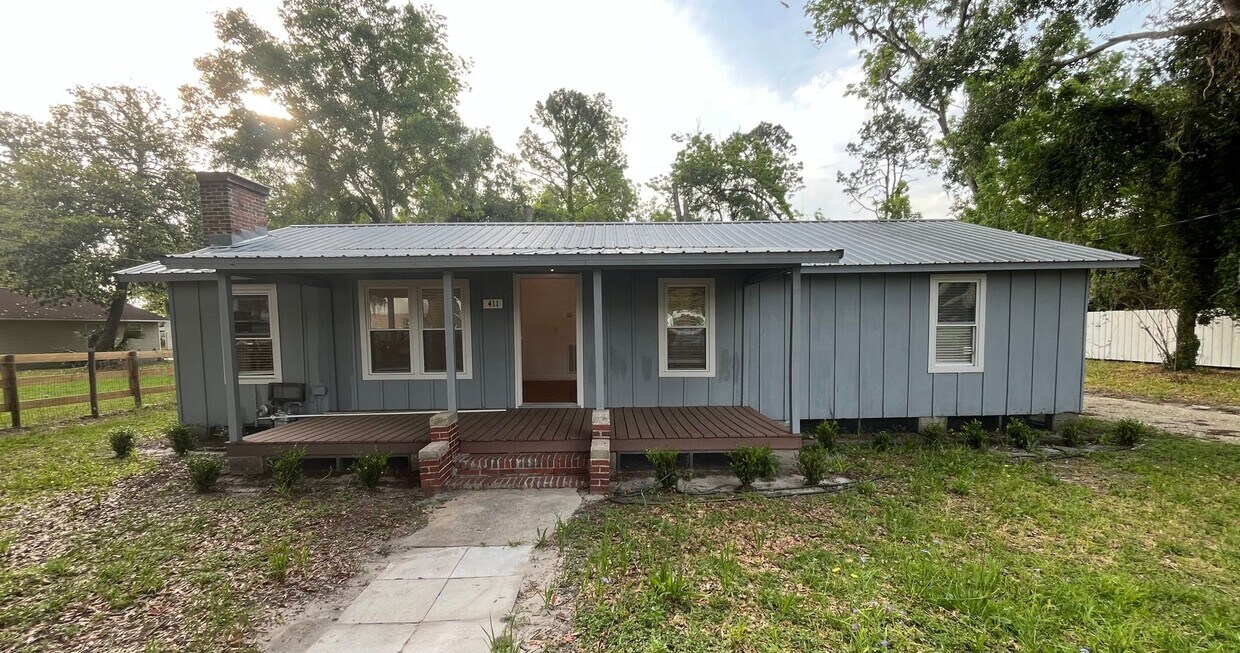 Primary Photo - Cute 3 bedroom, 1 bath home with large fen...