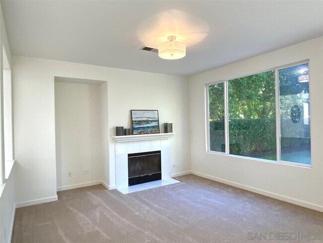 Foto del edificio - HOLLYFIELD CT - Spacious 5 Bedroom Carmel Valley Home on Quiet Cul-de-Sac — Available Aug 10!